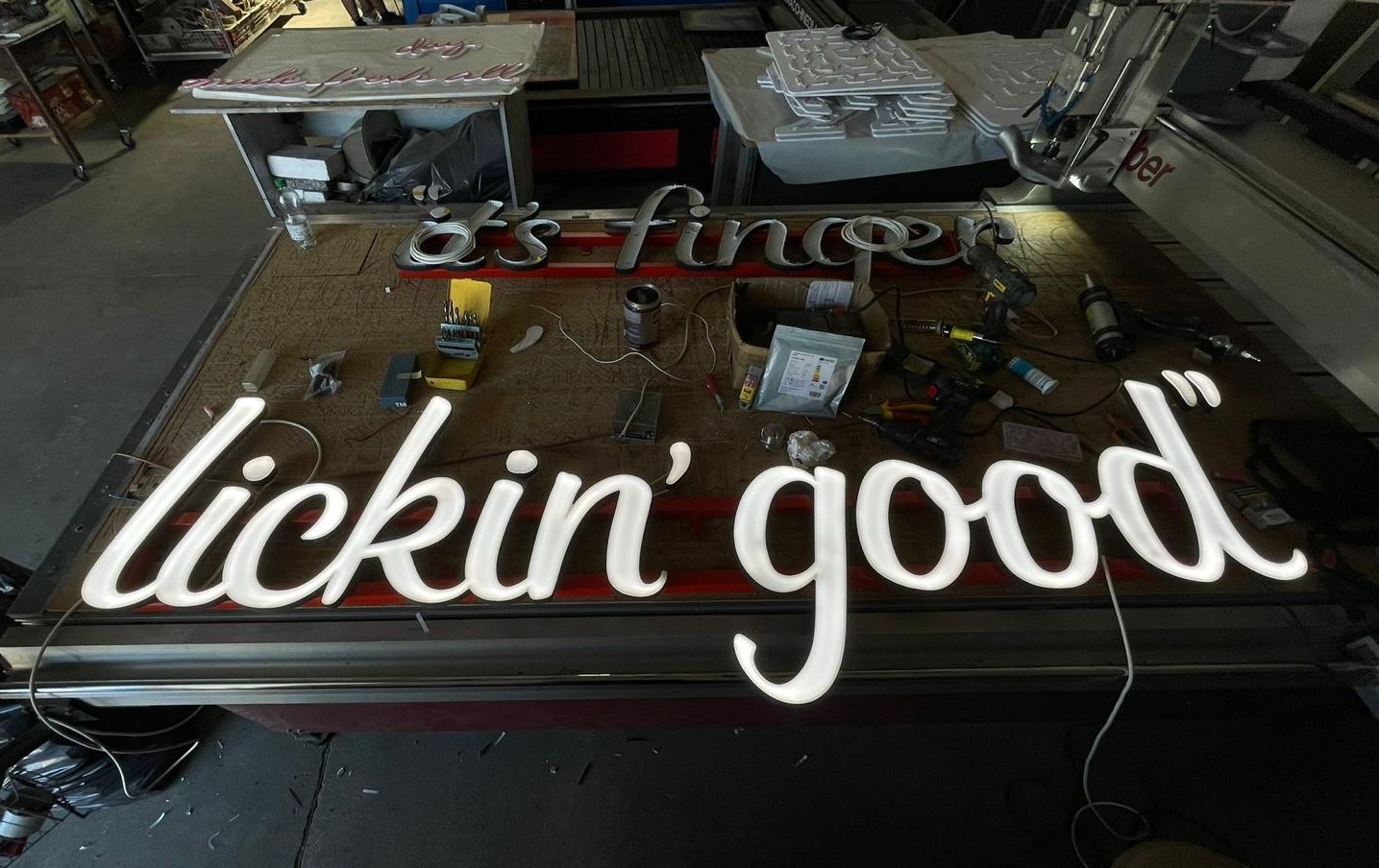 Lettere scatolate LED finger lickin good lavorazione Latina
