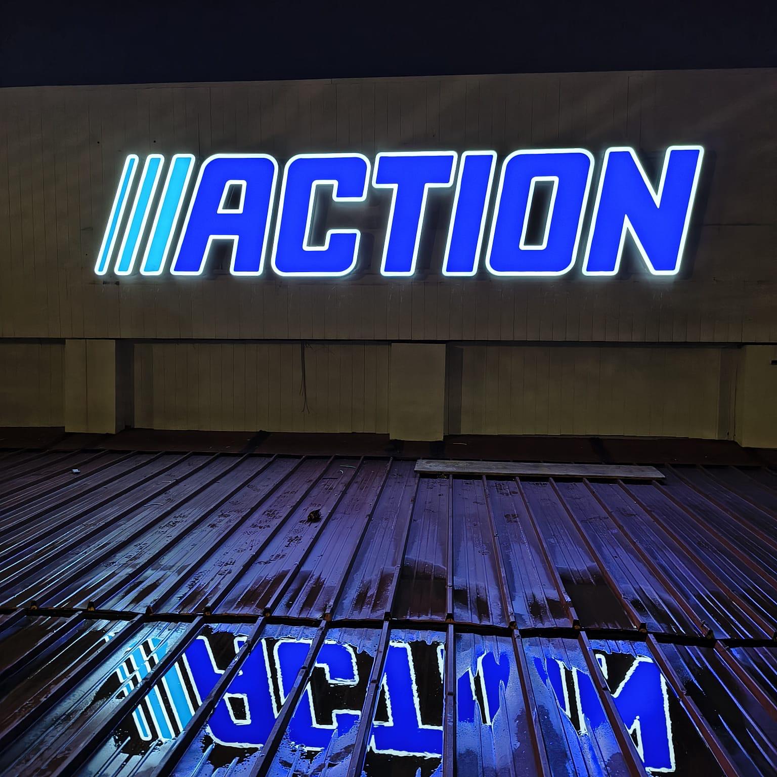 Insegna luminosa Action LED facciata notturna Latina