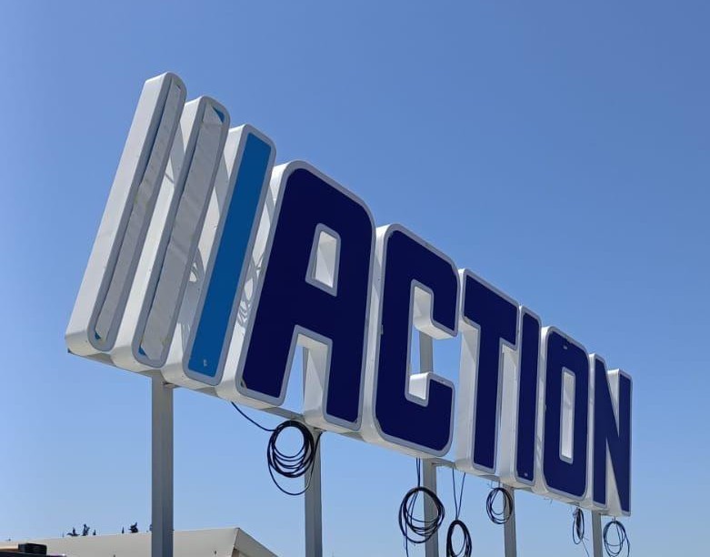 Insegna esterna Action lettere scatolate Latina
