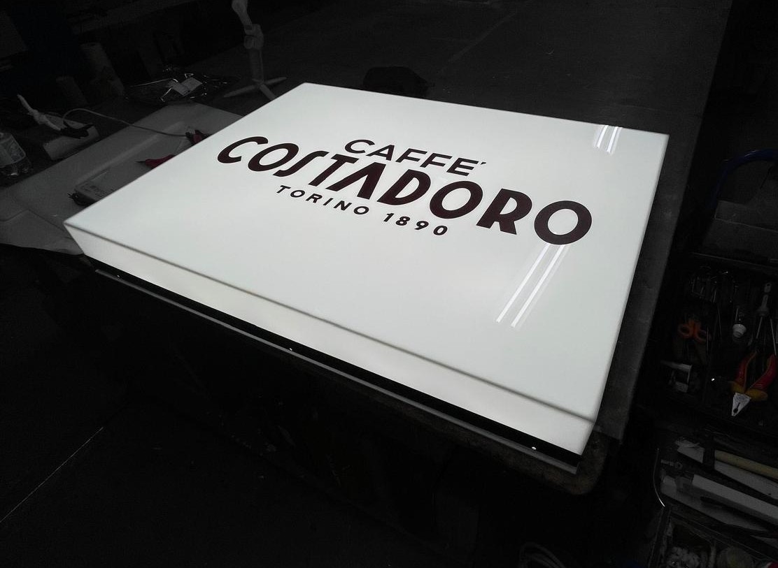 Cassonetto luminoso Caffè Costadoro Torino lavorazione