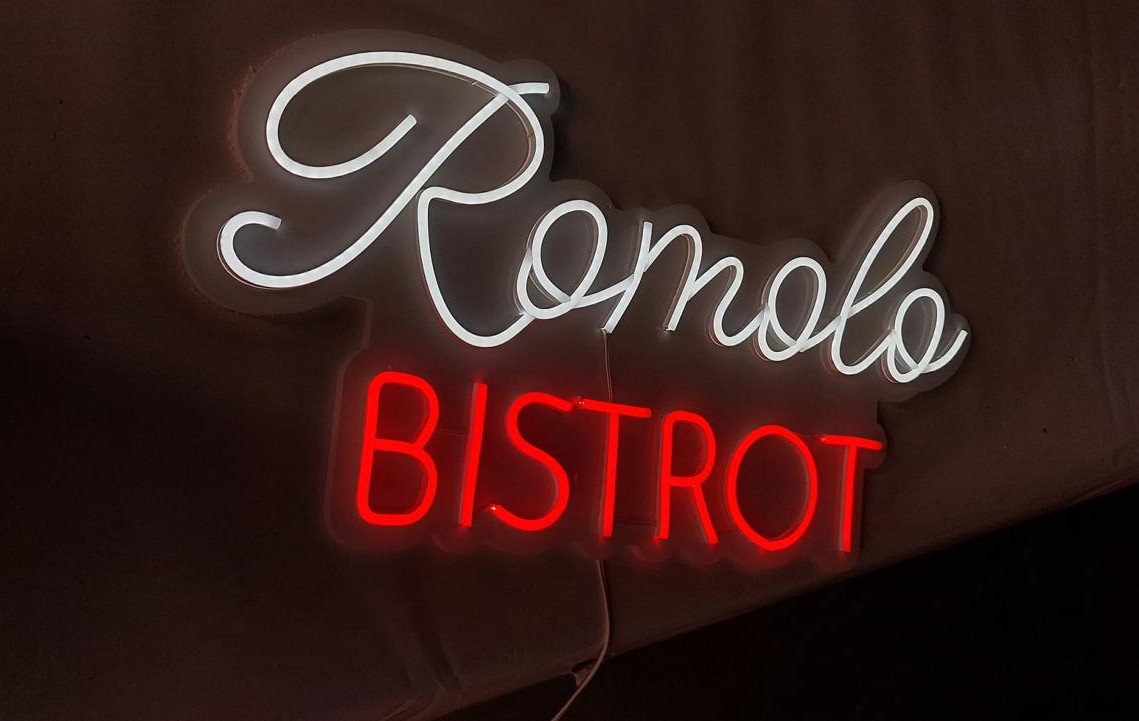 Insegna al neon Romolo Bistrot Latina