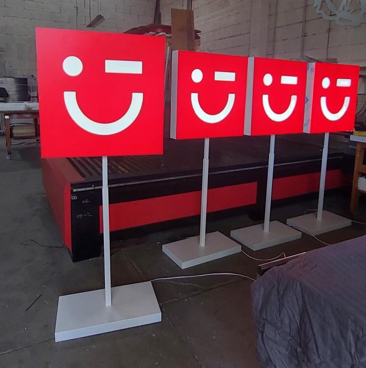 Serie totem luminosi TUI rossi Latina