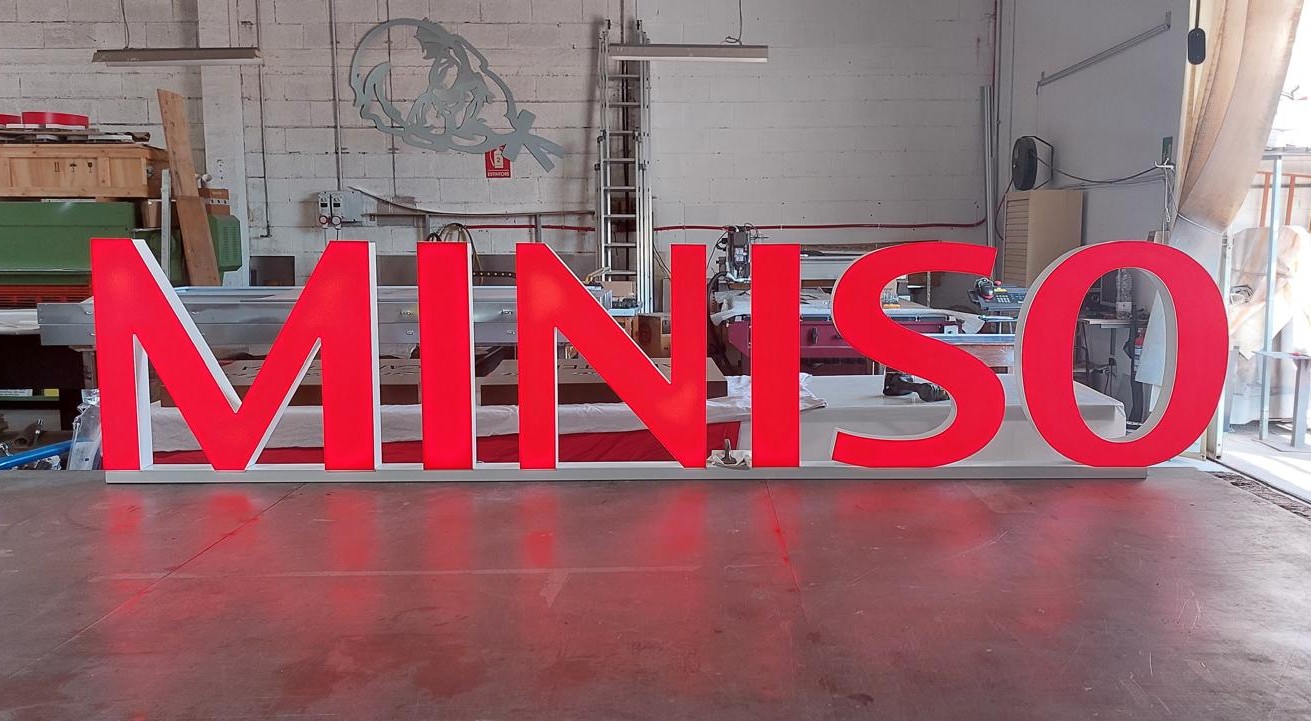 Lettere scatolate Miniso rosse di grande formato Latina