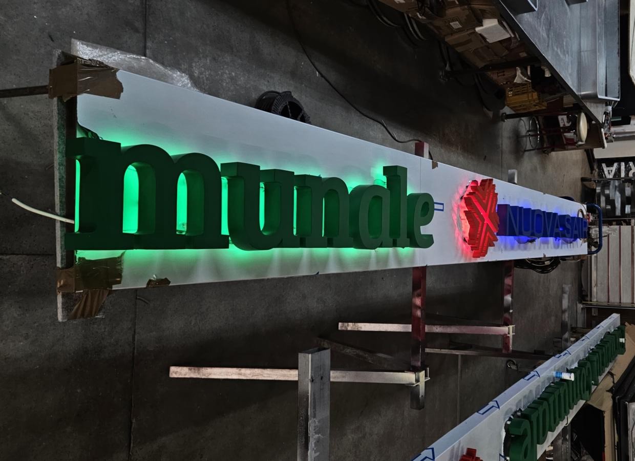 Lettere scatolate LED multicolor Mundle Nuova Sair Latina