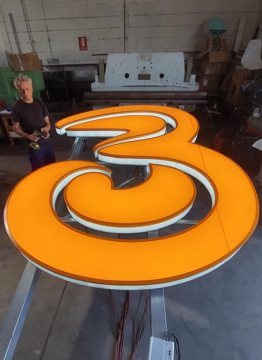 Logo 3 luminoso lavorazione Latina