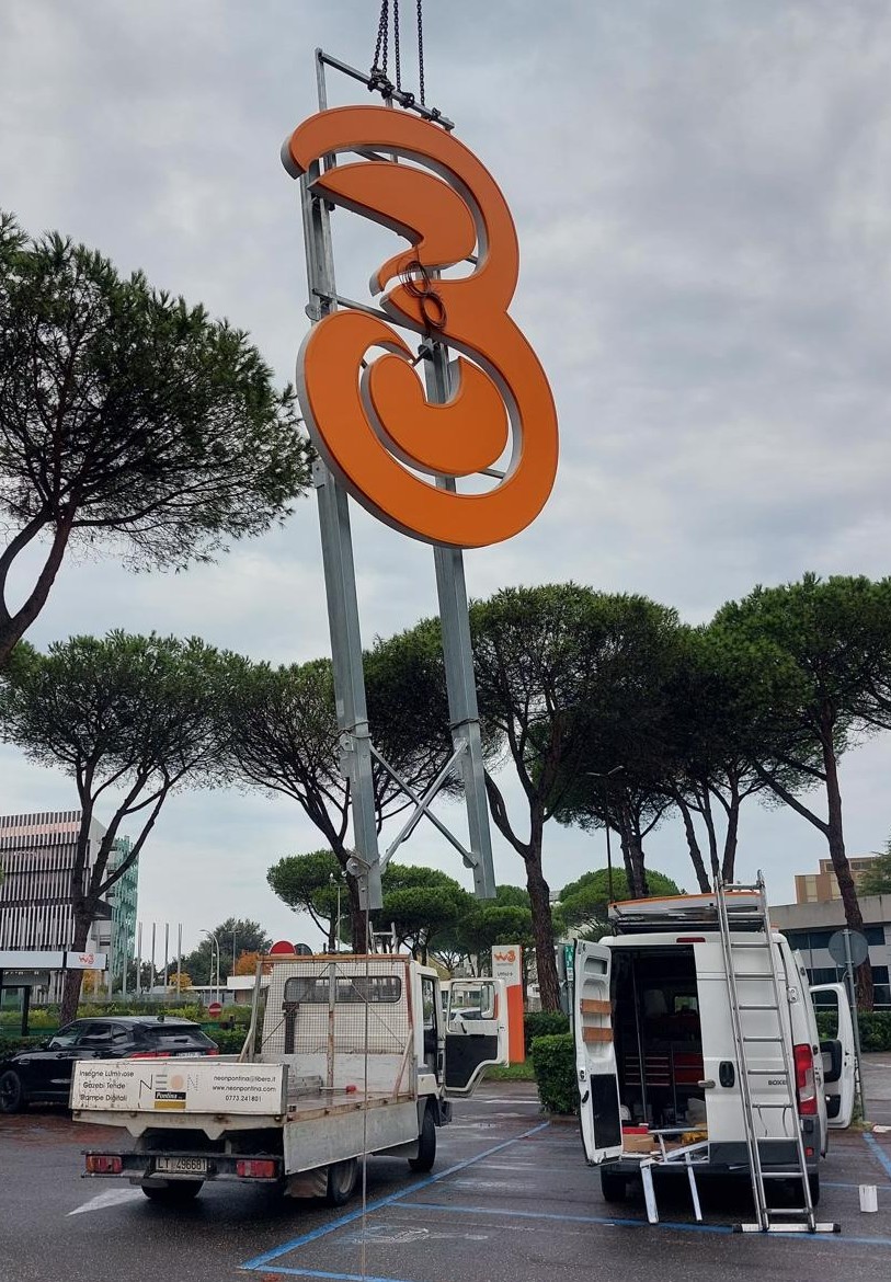 Installazione insegna 3 con autogru Latina