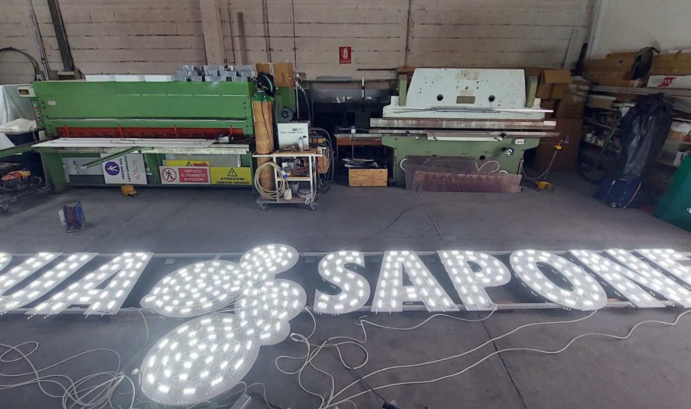 Lettere scatolate LED Acqua e Sapone Latina