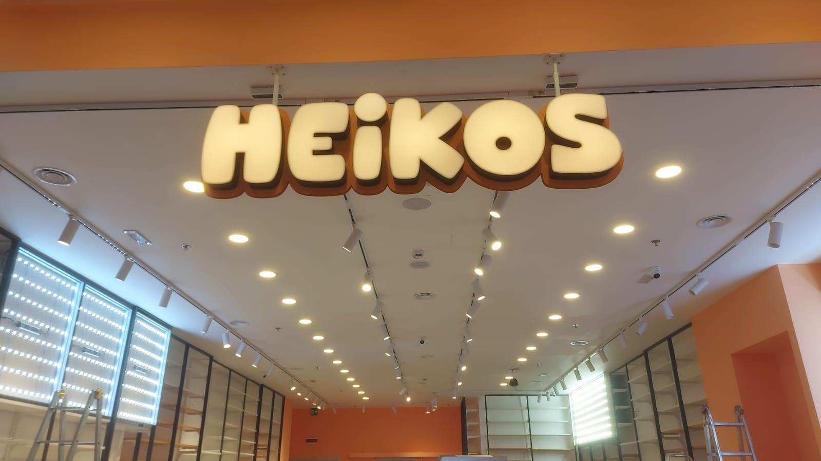 Insegna Heikos lettere scatolate centro commerciale Latina