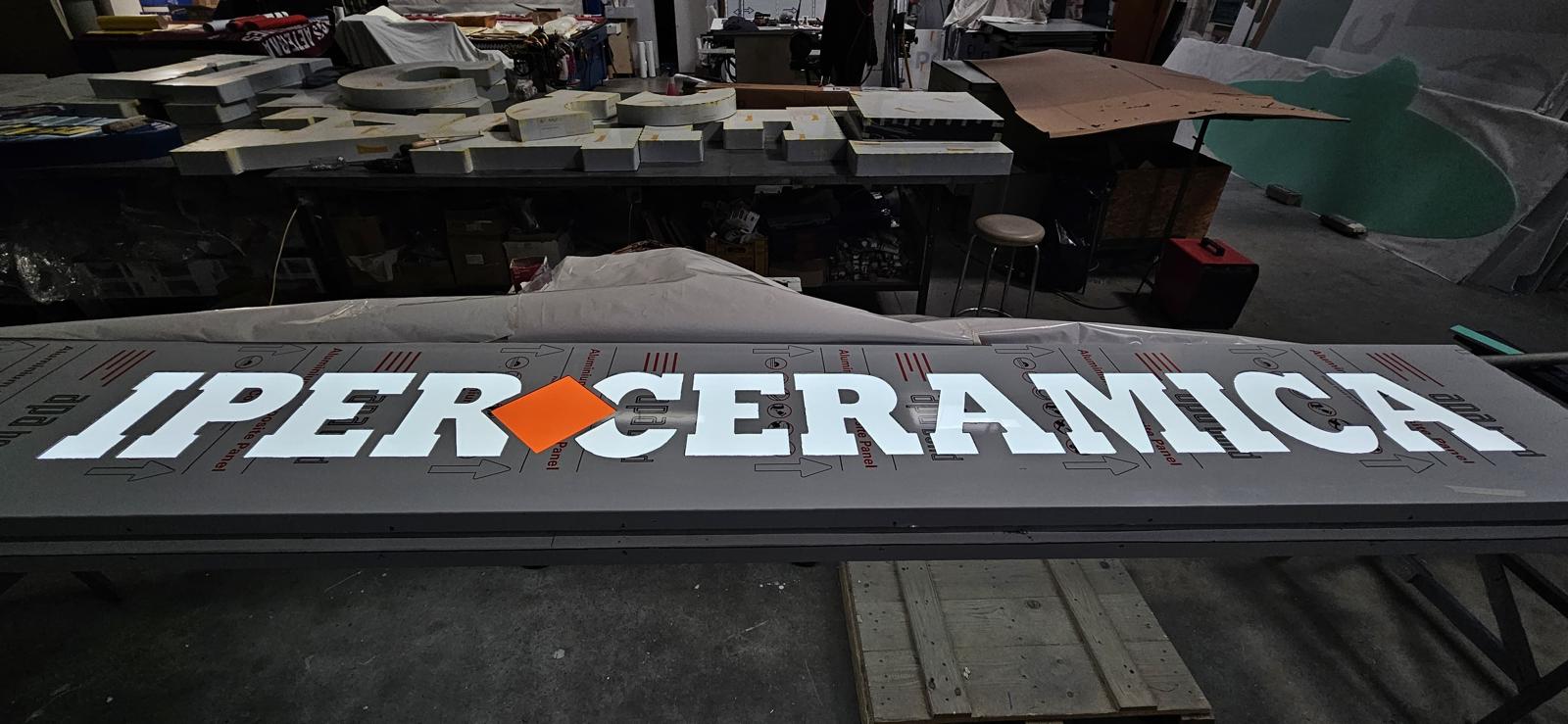 Insegna Iperceramica lettere scatolate Latina